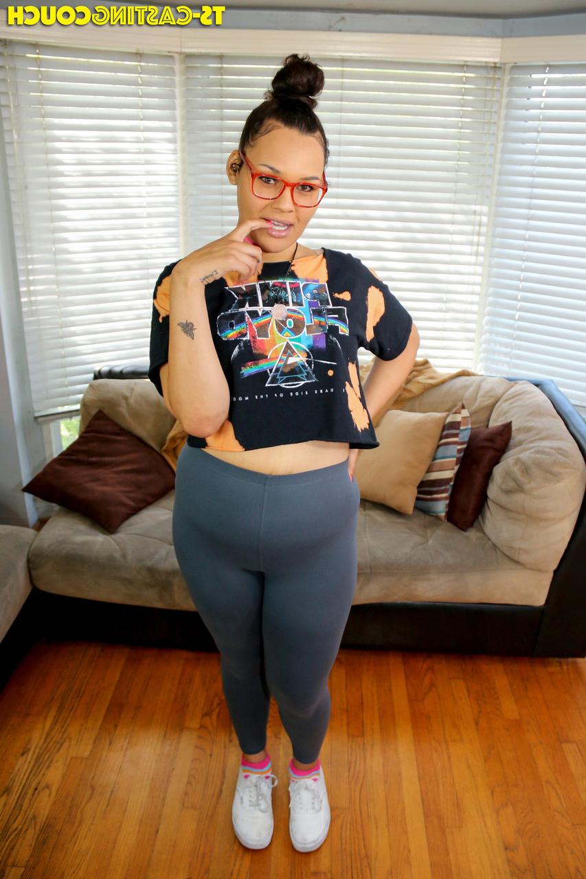 16P Curvy shemale Daizy Blaze TSC shows off her big ass & her tiny dick