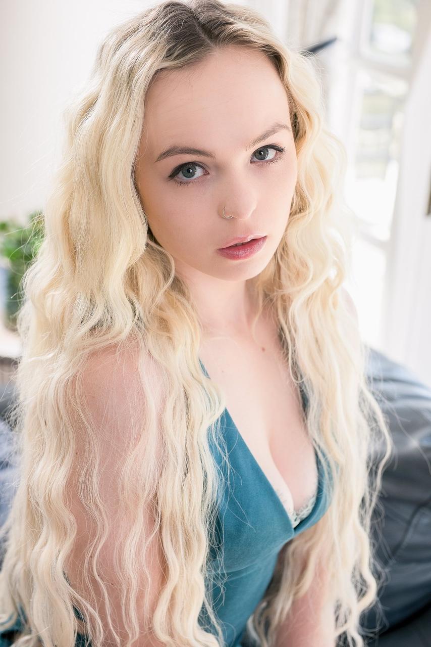 12P A estrela pornográfica adolescente Lilly Bell brinca com seus longos cabelos loiros antes de foder
