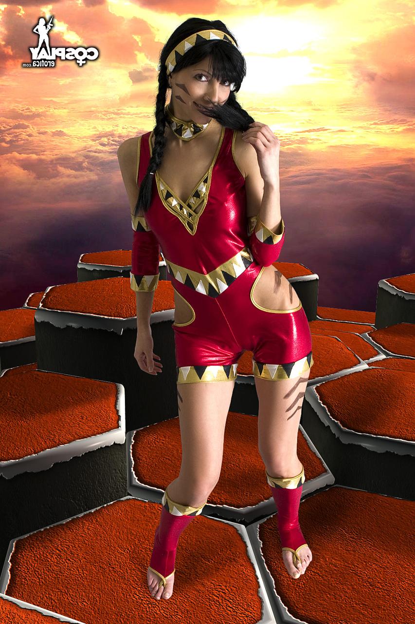 12P Cosplayer morena tira a roupa enquanto usa tranças trançadas
