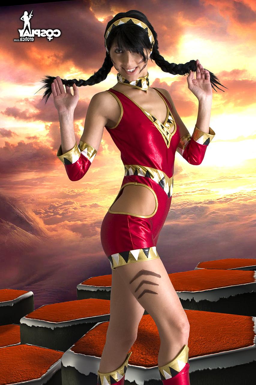 12P Cosplayer morena tira a roupa enquanto usa tranças trançadas