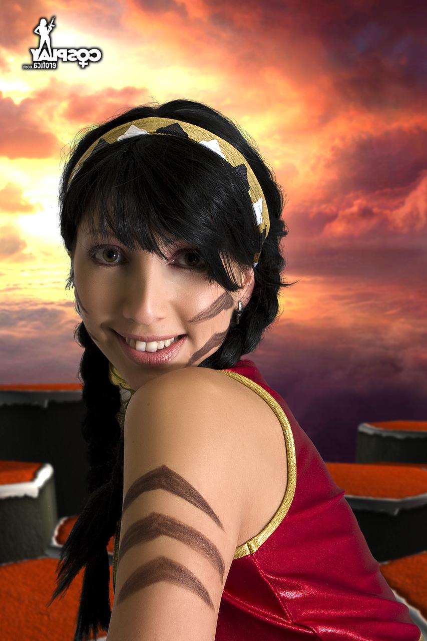 12P Cosplayer morena tira a roupa enquanto usa tranças trançadas