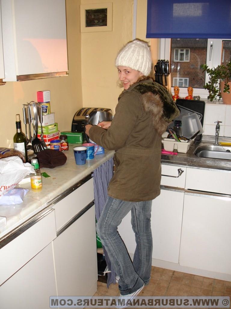 11P Nackte Amateur-Blondine mit großen Titten posiert am Set mit ihren heißen Freundinnen