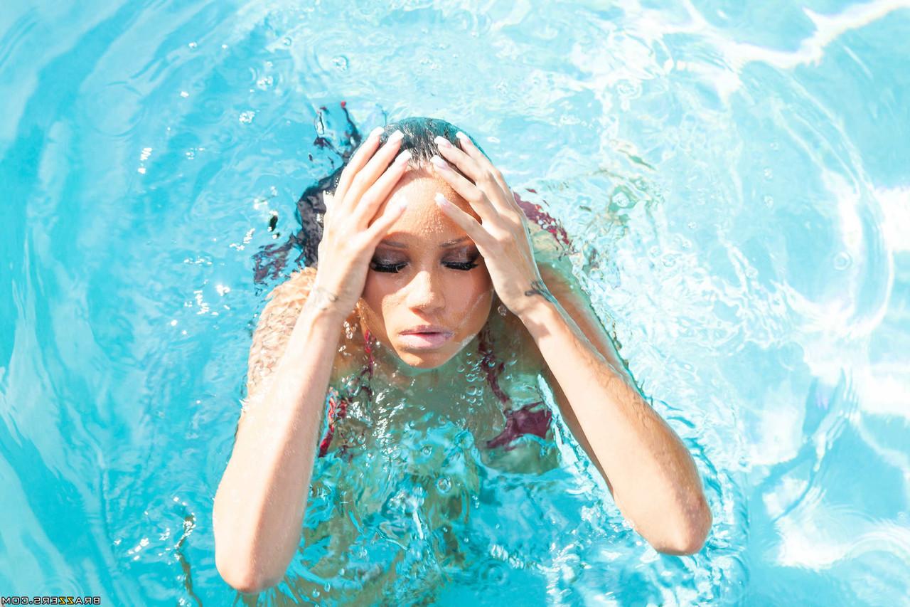 17P A magrinha tatuada Raven Bay se masturba na piscina