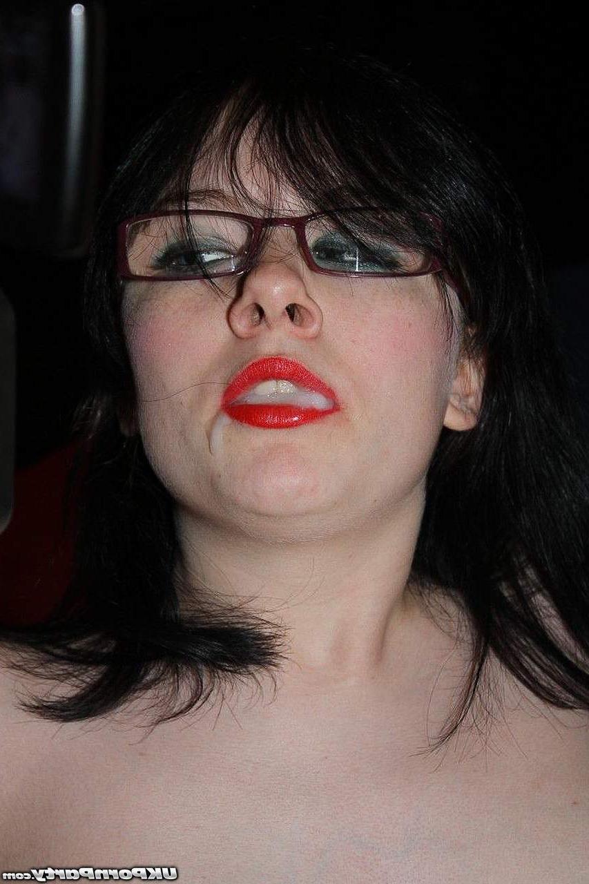 15P Puta británica de pelo oscuro derrama semen sobre labios rojos después de un gangbang