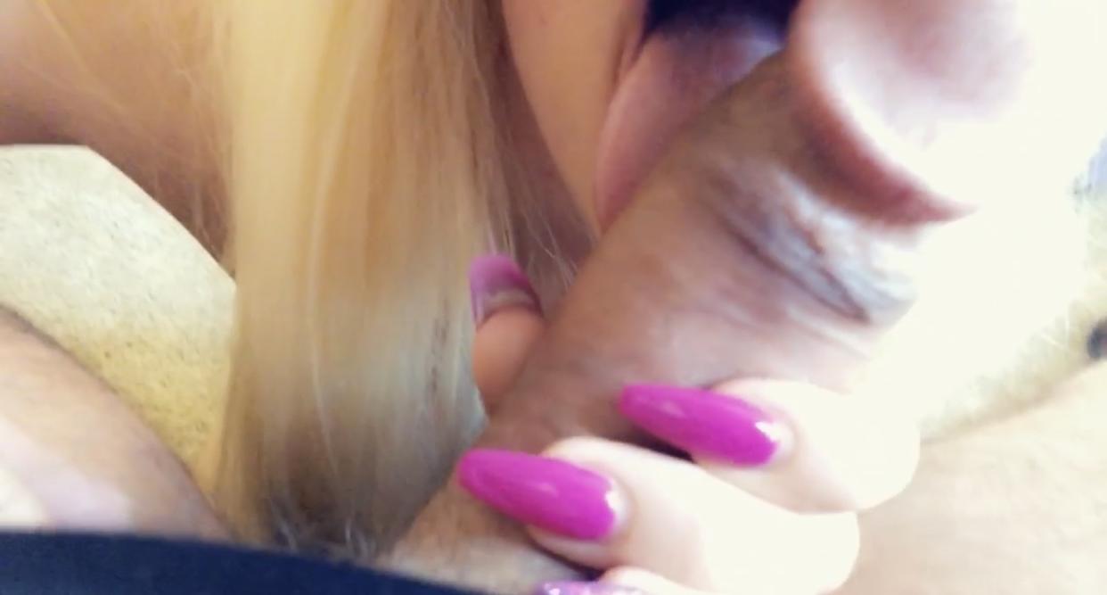 15P A gata loira Bad Girl Natasha lambe e chupa um pau gordo em um close-up POV BJ