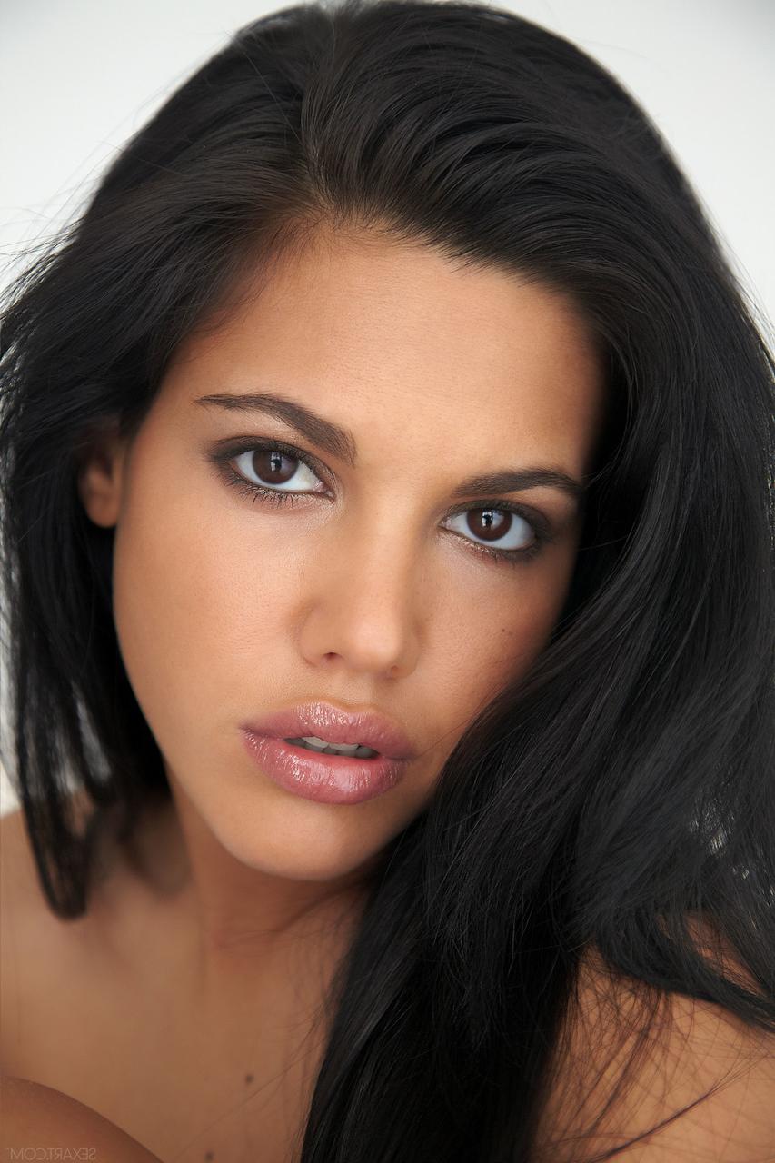 20P Apolonia, une jeune espagnole aux cheveux corbeaux, montre son gros cul et se frotte les lèvres de sa chatte.