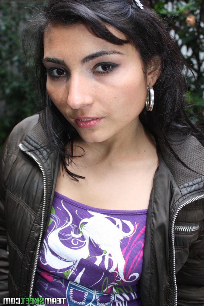 18P La brune latina Kelen Arias vous taquine dans son costume de femme de chambre sexy.