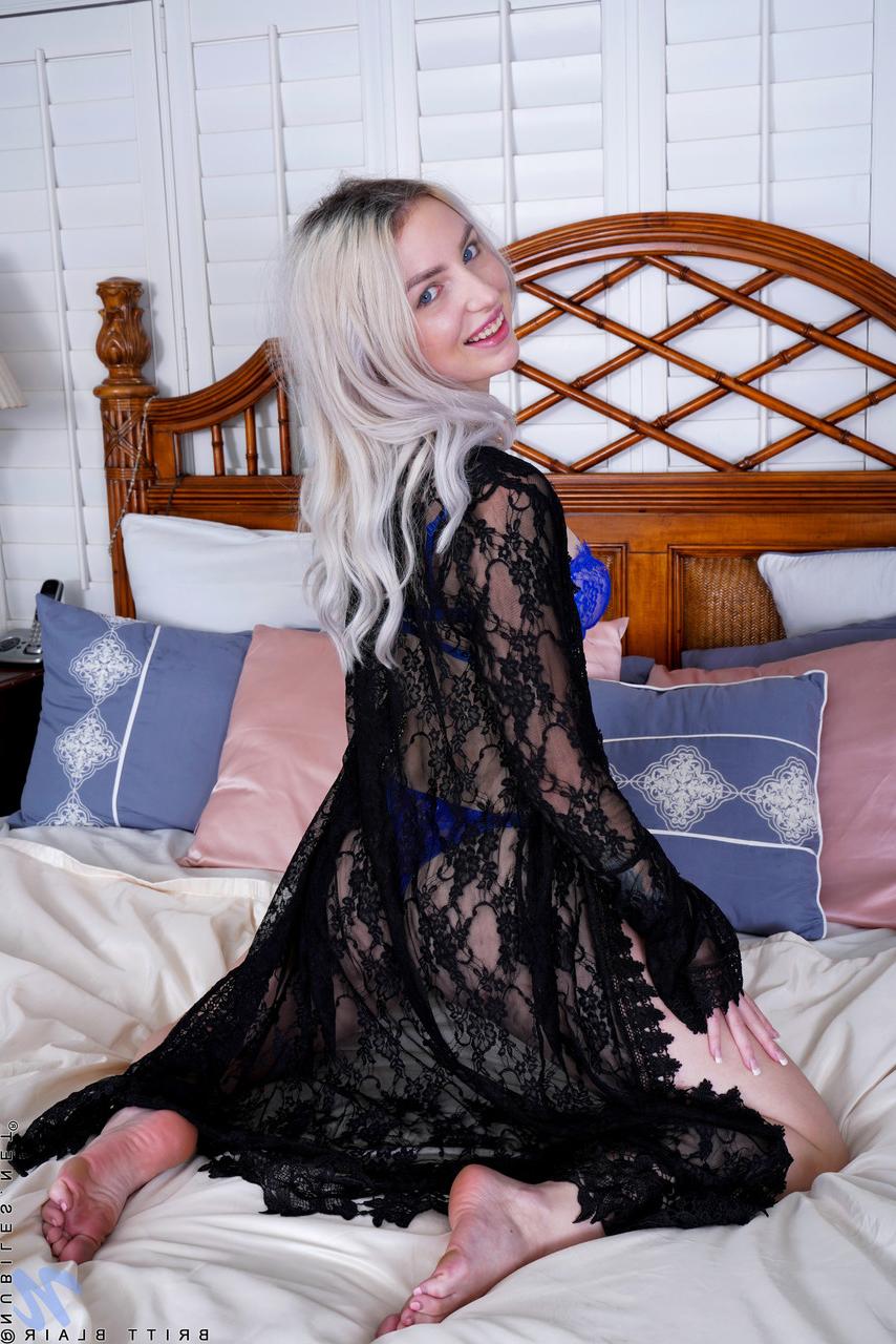 20P Die sexy Blondine Britt Blair zeigt ihre leckere rosa Muschi auf ihrem Bett
