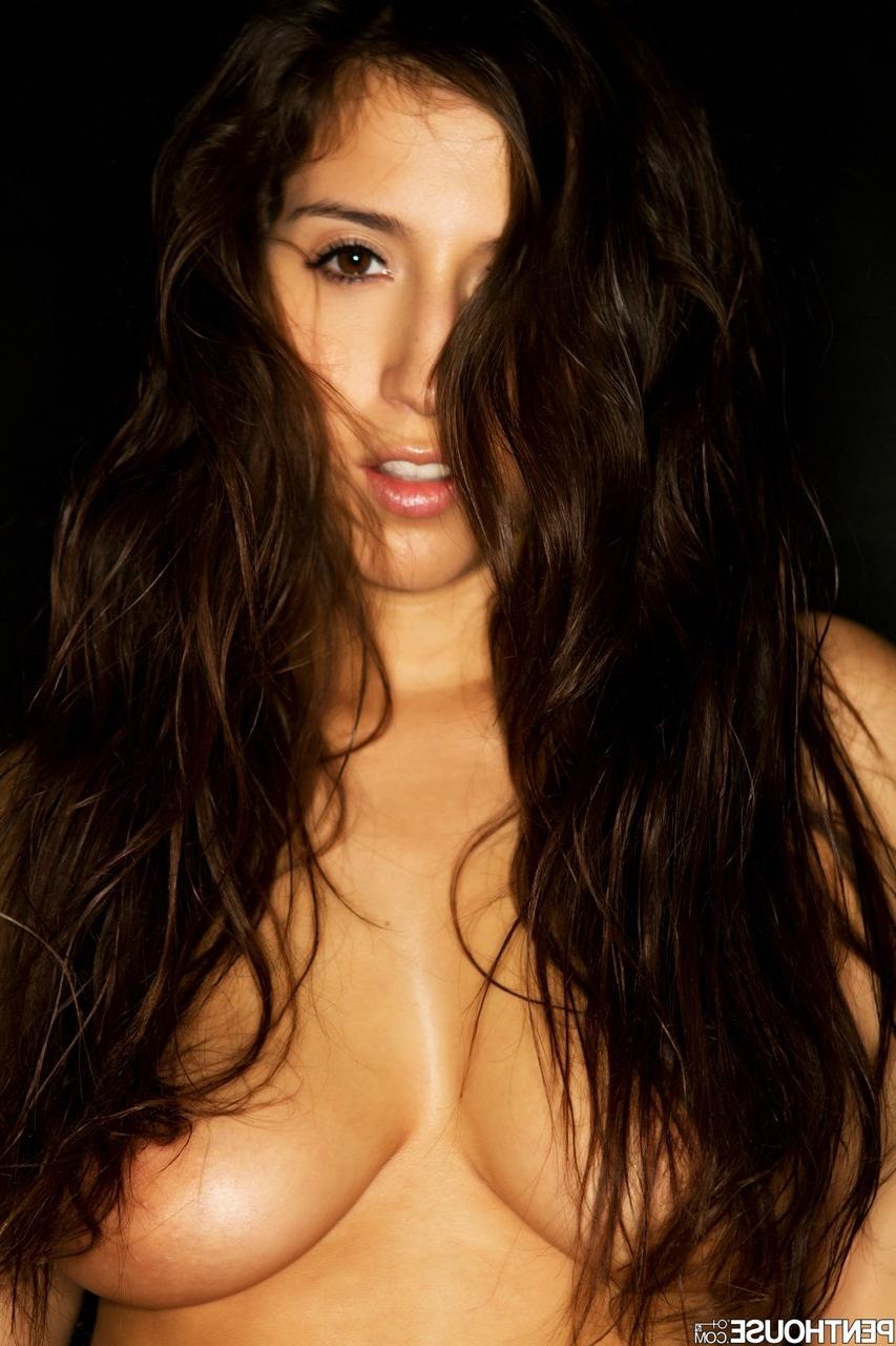 20P La atractiva April O'Neil se desnuda y muestra su increíble cuerpo