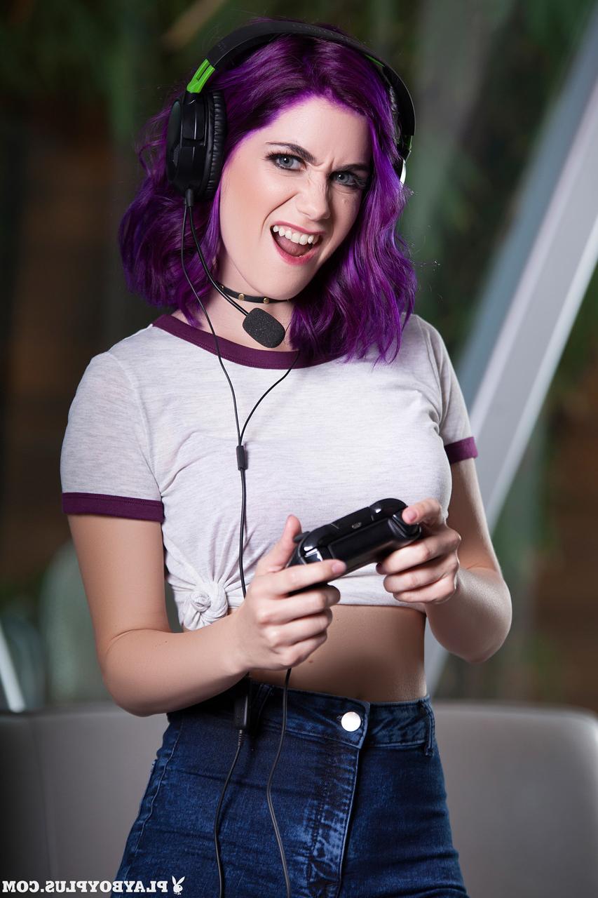 16P La nerd de pelo morado Lo se quita los pantalones cortos y muestra su cuerpo desnudo