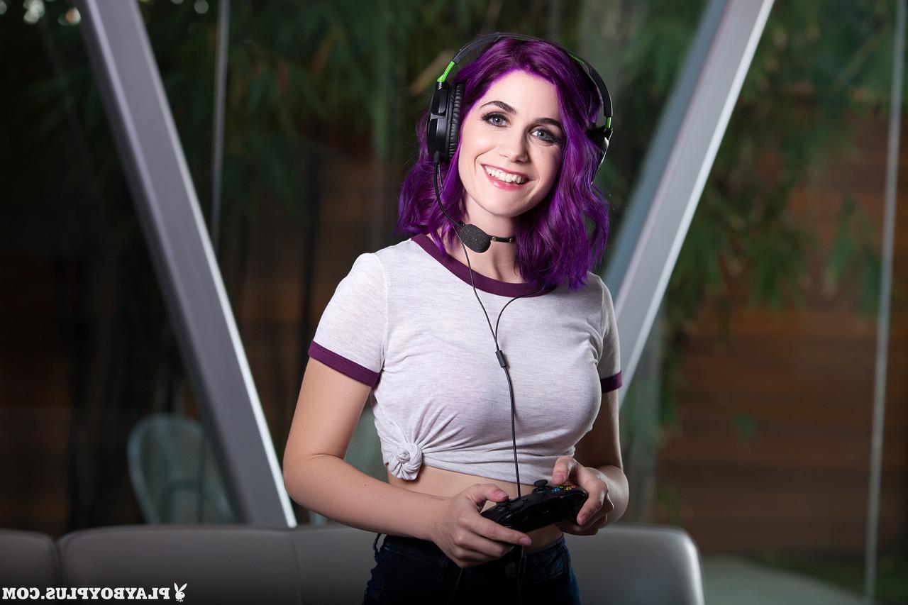 16P La nerd de pelo morado Lo se quita los pantalones cortos y muestra su cuerpo desnudo
