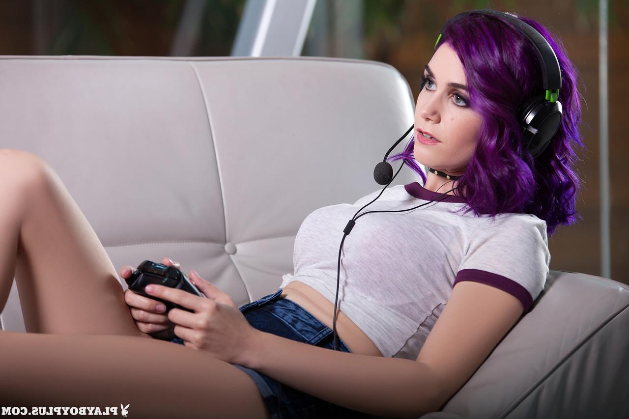 16P La nerd de pelo morado Lo se quita los pantalones cortos y muestra su cuerpo desnudo
