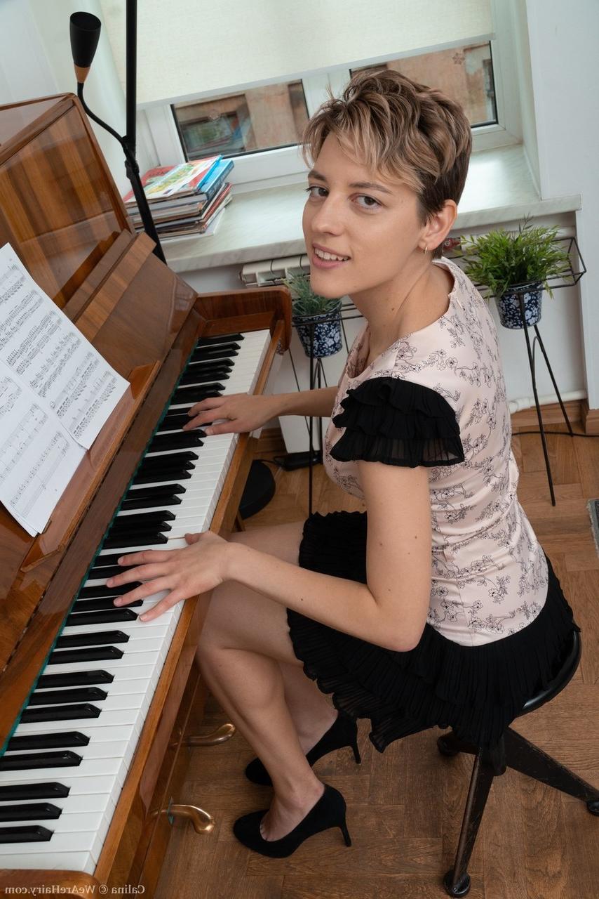 16P Calina amadora de cabelos curtos descobre todo o seu arbusto após a prática de piano
