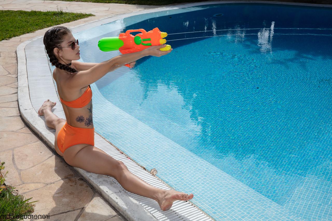 15P A latina gostosa Irene Rouse perde o biquíni laranja enquanto brinca com uma pistola d'água