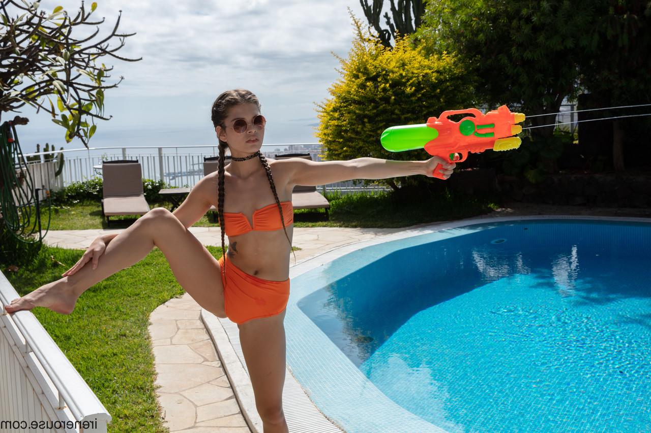 15P A latina gostosa Irene Rouse perde o biquíni laranja enquanto brinca com uma pistola d'água