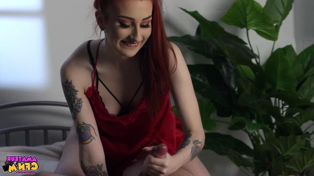 10P A adolescente ruiva Gigi Rouge dá uma punheta durante a ação 69 enquanto está totalmente vestida