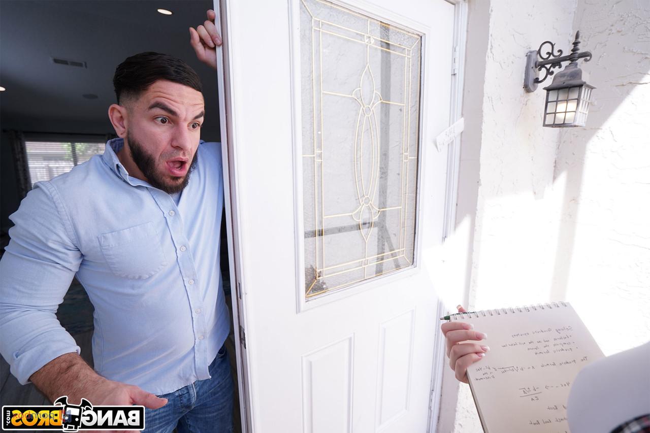 20P A estudante nerd Kay Lovely dá um BJ excelente e vai passear em um pau