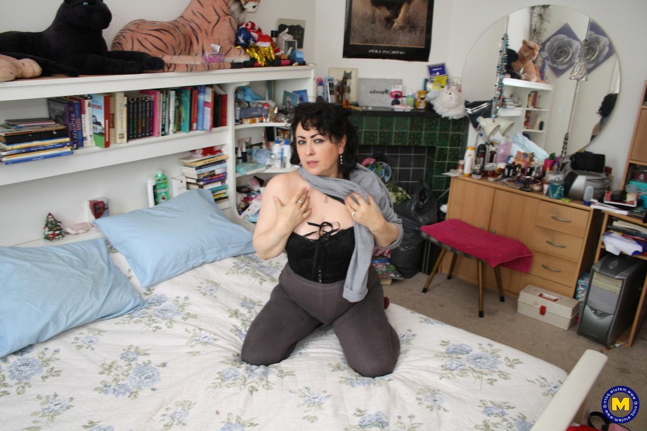 20P A morena sexy Virginia se masturba com um brinquedo em suas meias de náilon