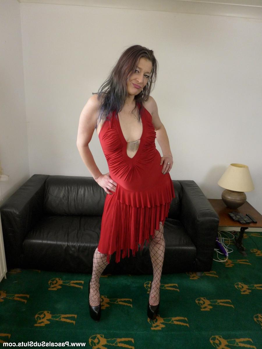 12P Slutty Welsh Rebel spreading ass wide open & fingering in fishnet stockings