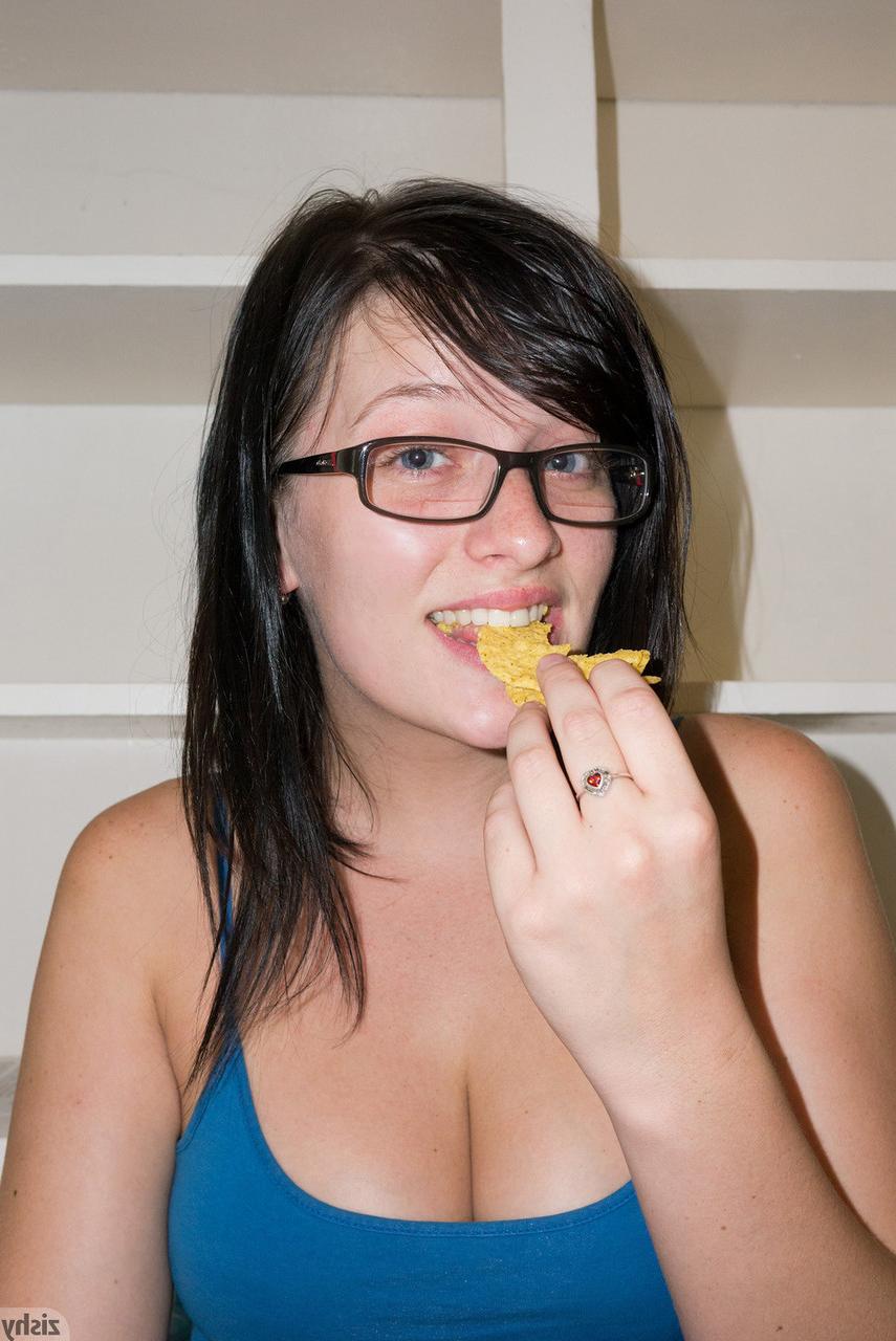 11P A nerd Hannah Kinney mostra suas curvas naturais em sua lingerie