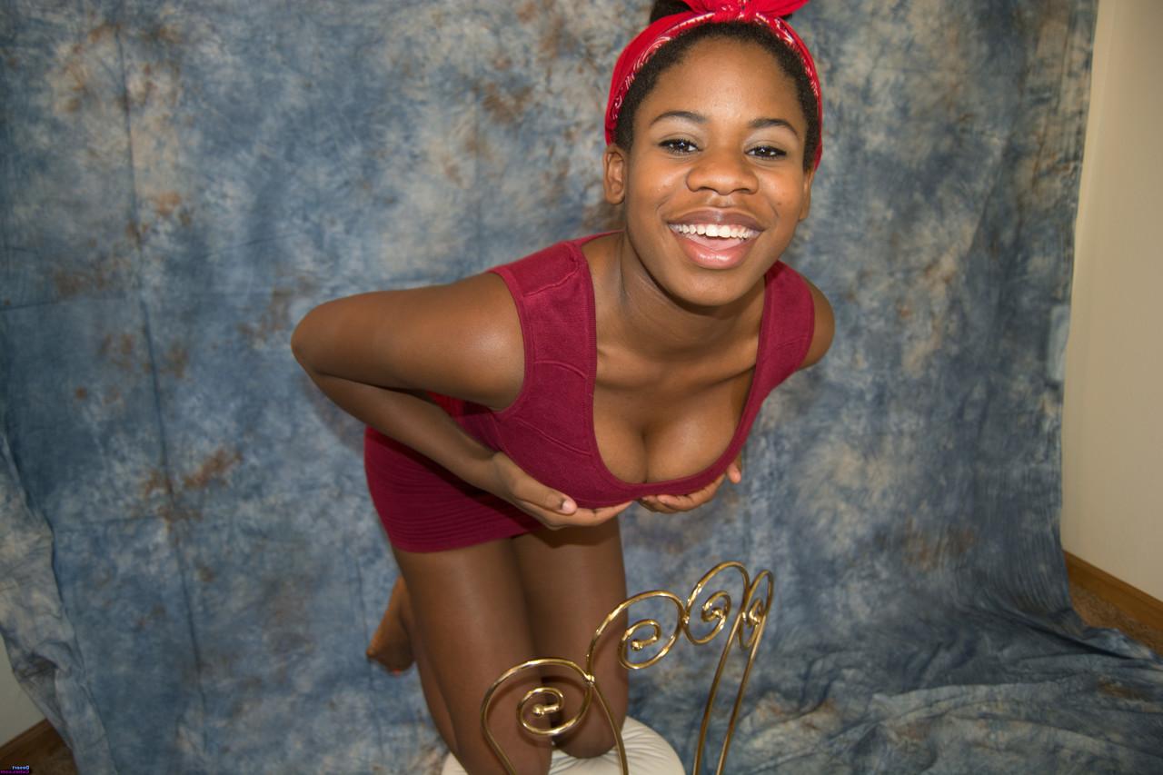 15P Linda gata negra mostra seu grande saque durante um strip-tease sexy