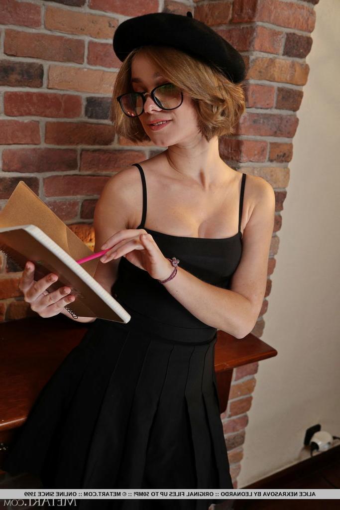 18P A linda adolescente Alice Nekrasova folheia um livro de capa dura antes de ficar nua