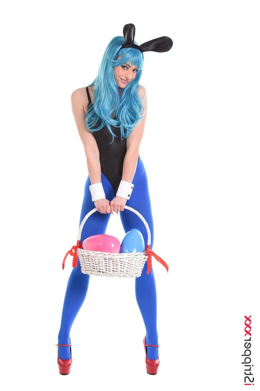 15P Das heiße Mädchen Dolly Dyson masturbiert mit Sexspielzeugen in Cosplay-Kleidung
