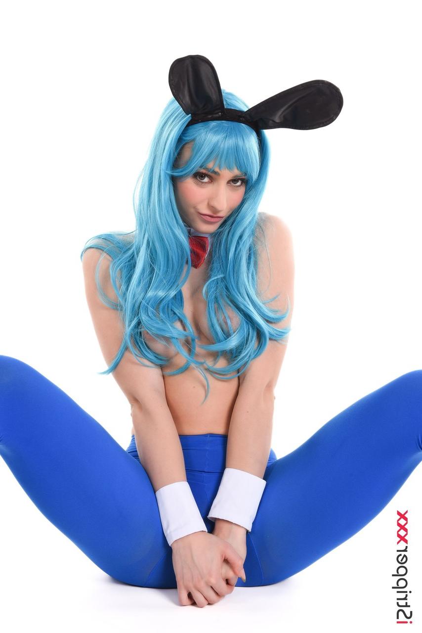 15P Das heiße Mädchen Dolly Dyson masturbiert mit Sexspielzeugen in Cosplay-Kleidung