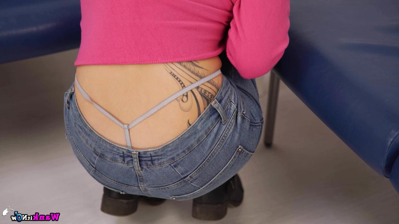 16P A linda garota Laura descobre seus peitos minúsculos antes de abaixar a calça jeans
