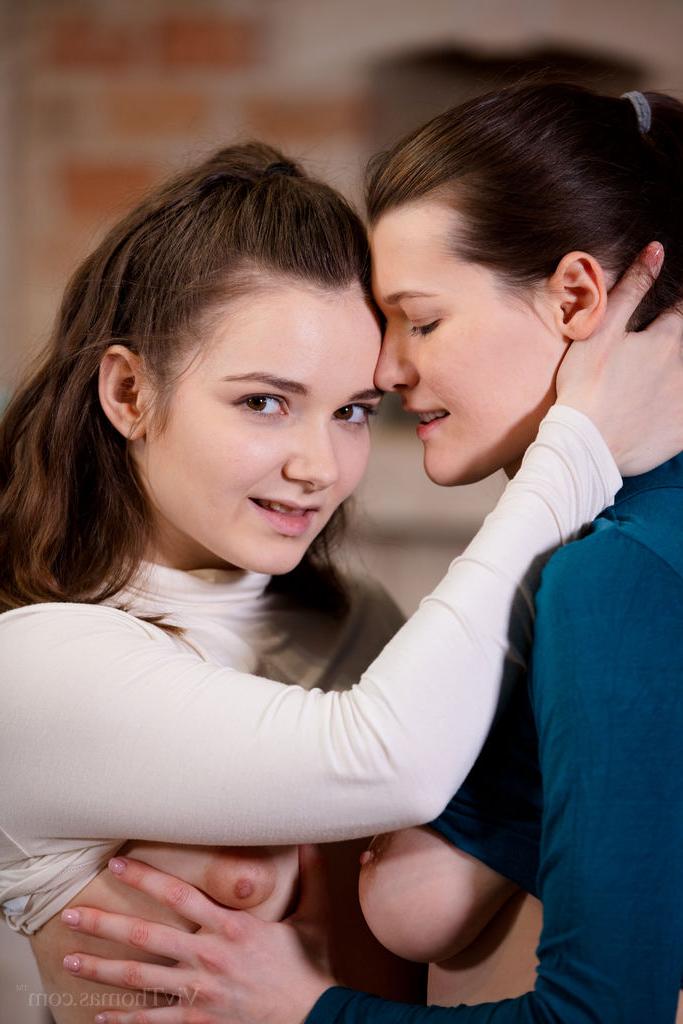 16P Las jóvenes lesbianas Purr Simona y Ariana Shine se lamen el coño en una mesa