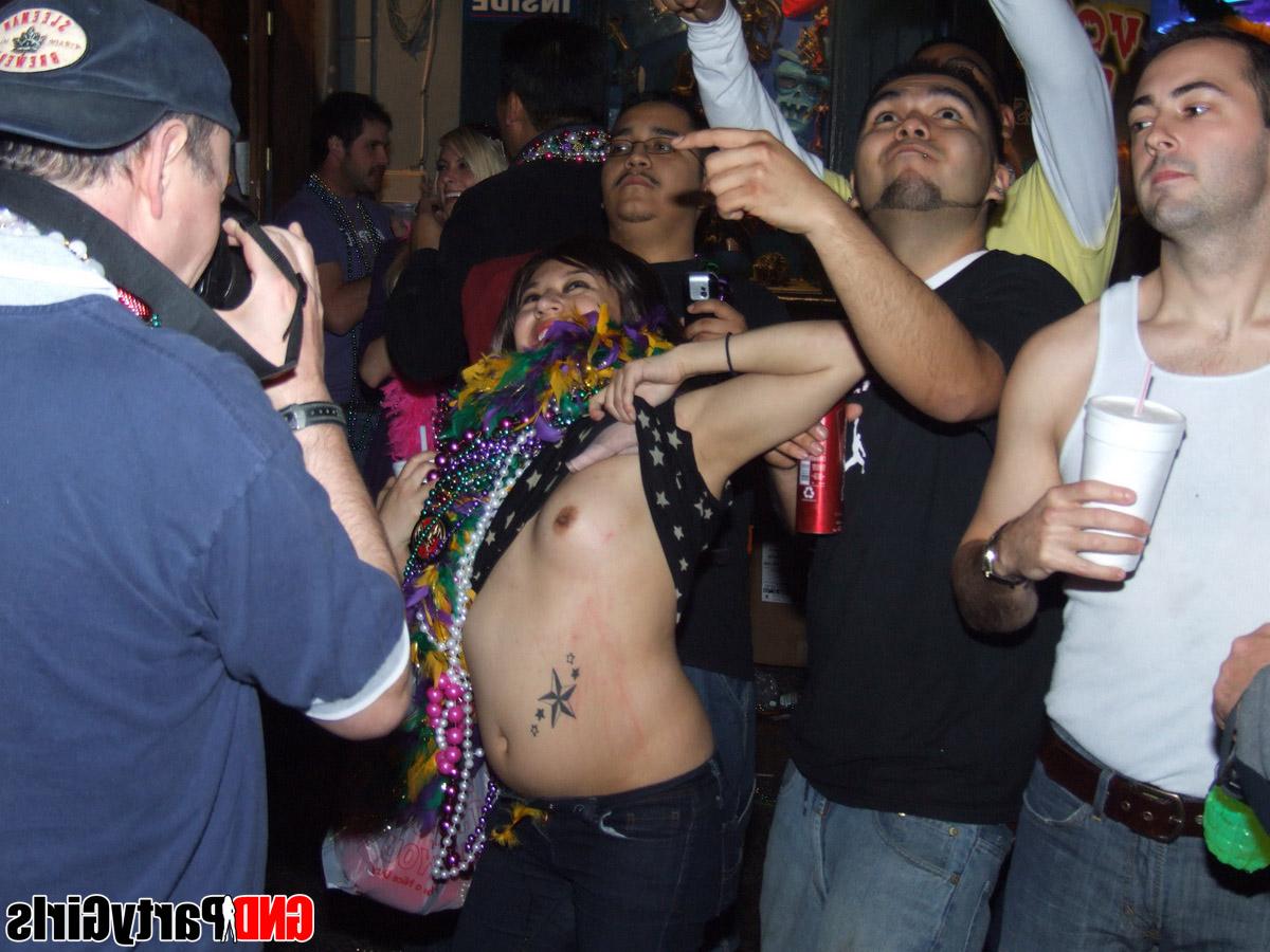 12P Garotas amadoras mostram seus seios durante uma festa nas férias de primavera
