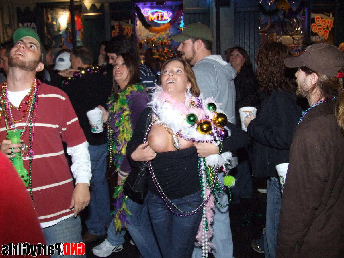 12P Garotas amadoras mostram seus seios durante uma festa nas férias de primavera