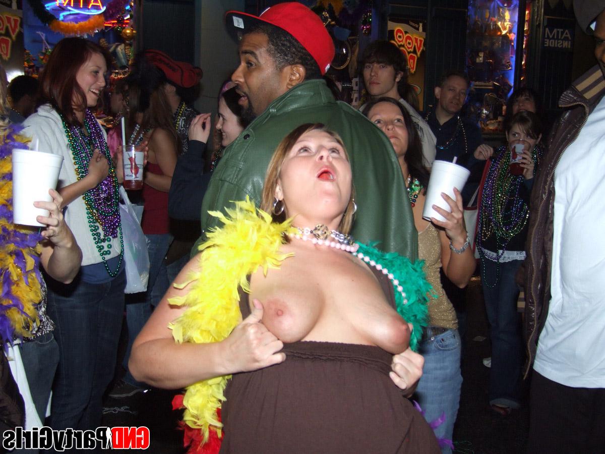 12P Garotas amadoras mostram seus seios durante uma festa nas férias de primavera