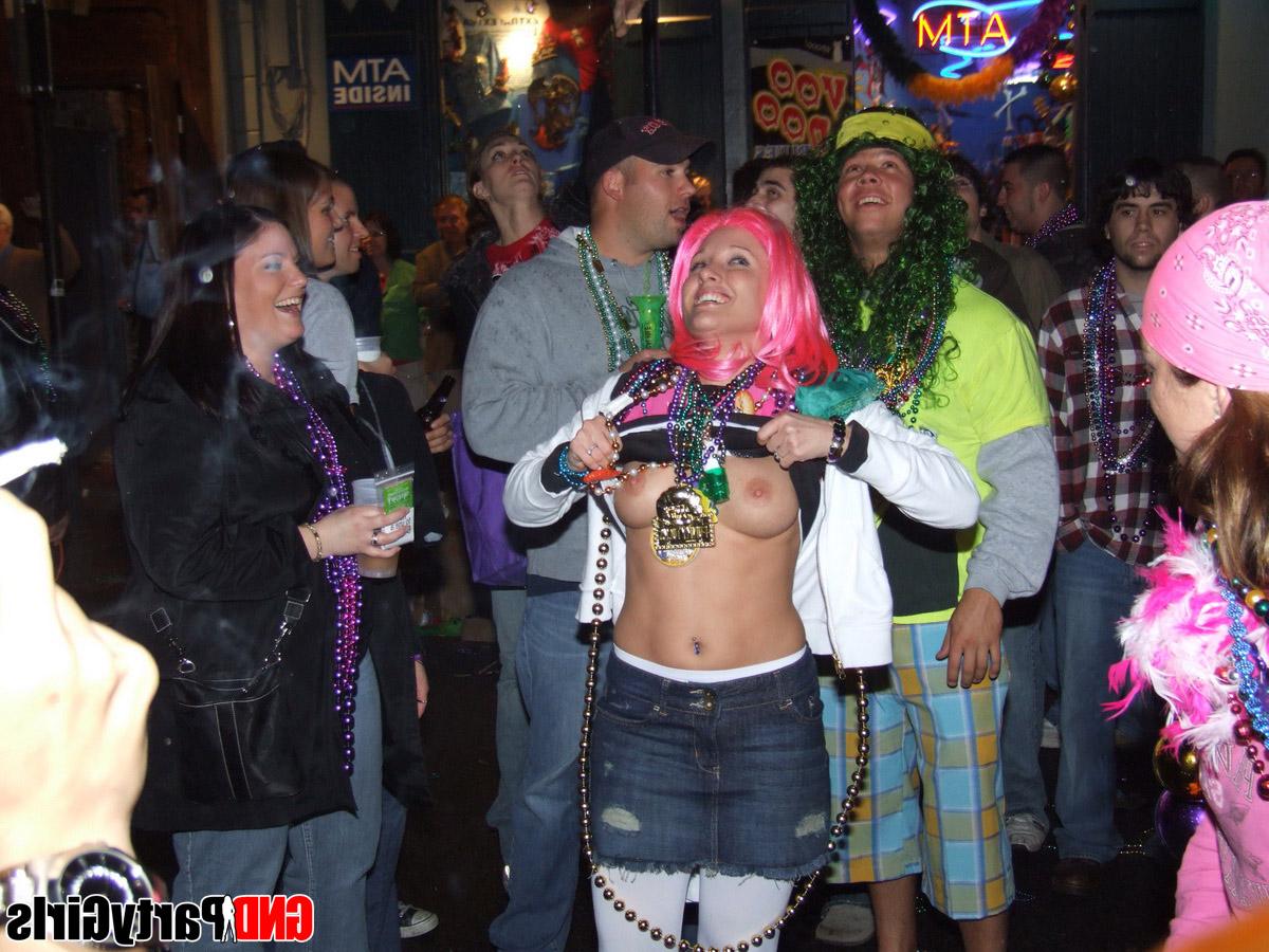 12P Garotas amadoras mostram seus seios durante uma festa nas férias de primavera
