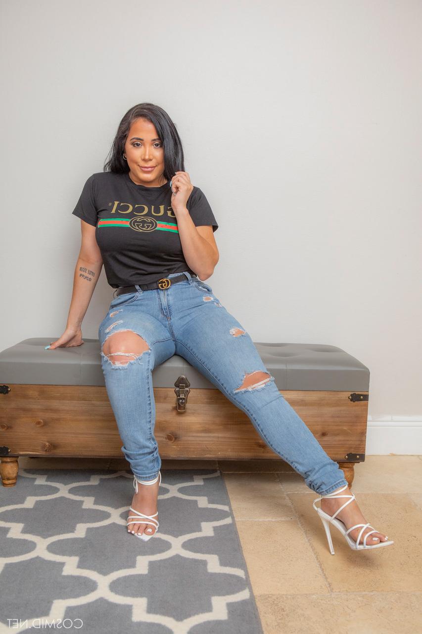 16P A amadora latina Juliana Cruz exibe seu grande saque depois de remover jeans rasgados