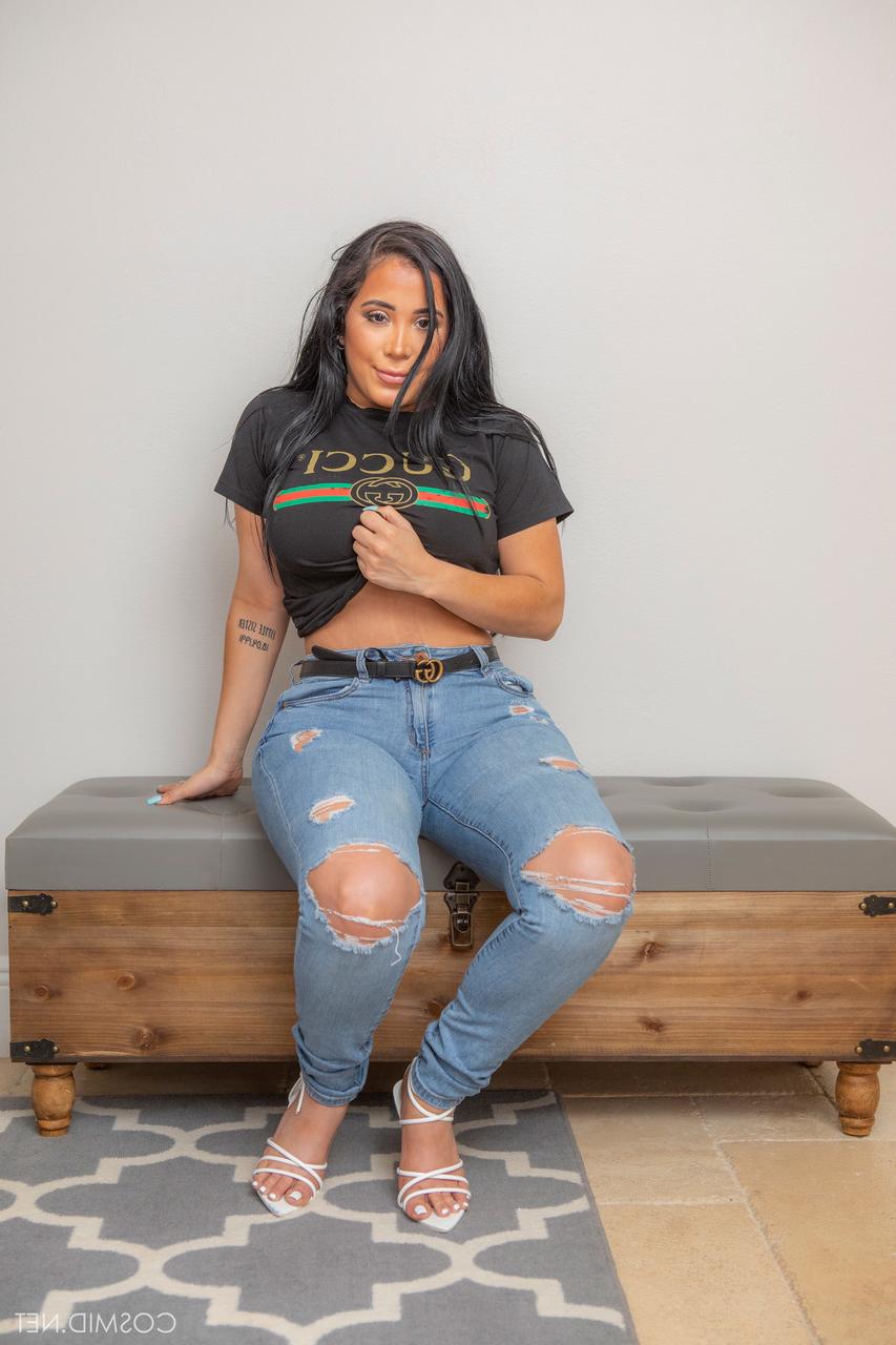 16P A amadora latina Juliana Cruz exibe seu grande saque depois de remover jeans rasgados