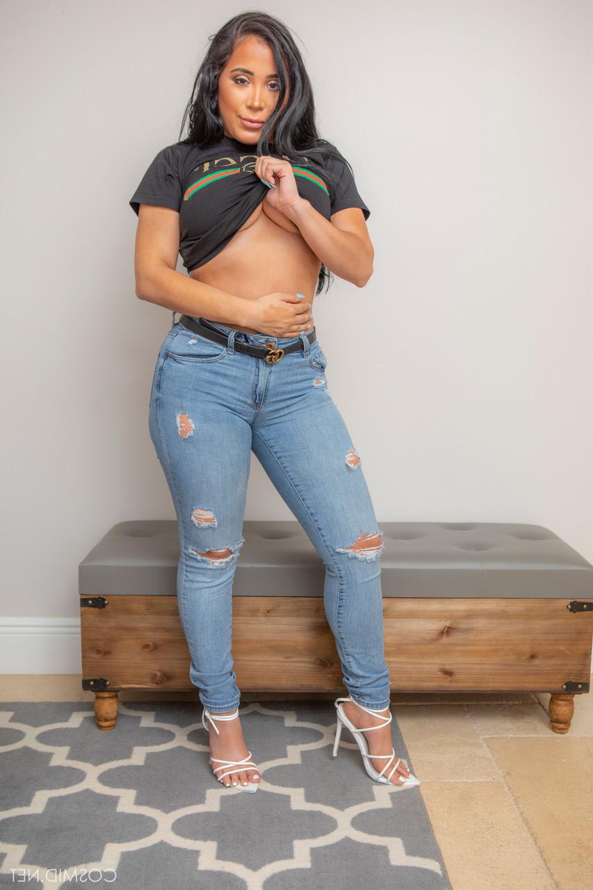 16P A amadora latina Juliana Cruz exibe seu grande saque depois de remover jeans rasgados