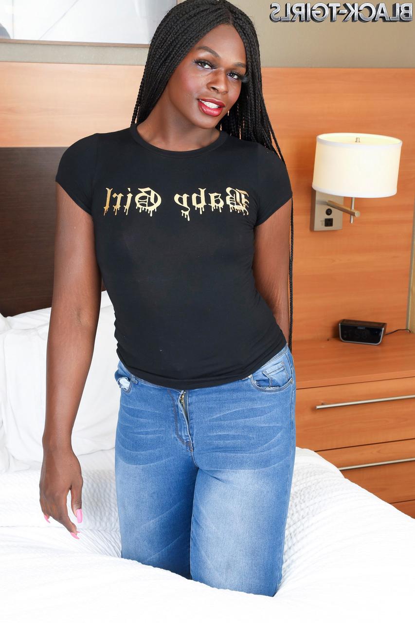 16P Die sexy Ebenholz-Shemale Black Butterfly zieht ihre Jeans aus und berührt ihren Schwanz