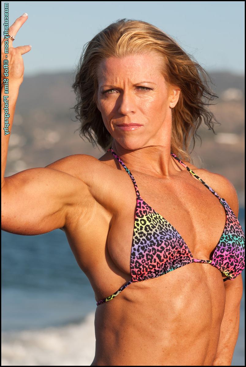 15P Bodybuilder Amy Bowen displays her ripped physique on a beach in a bikini