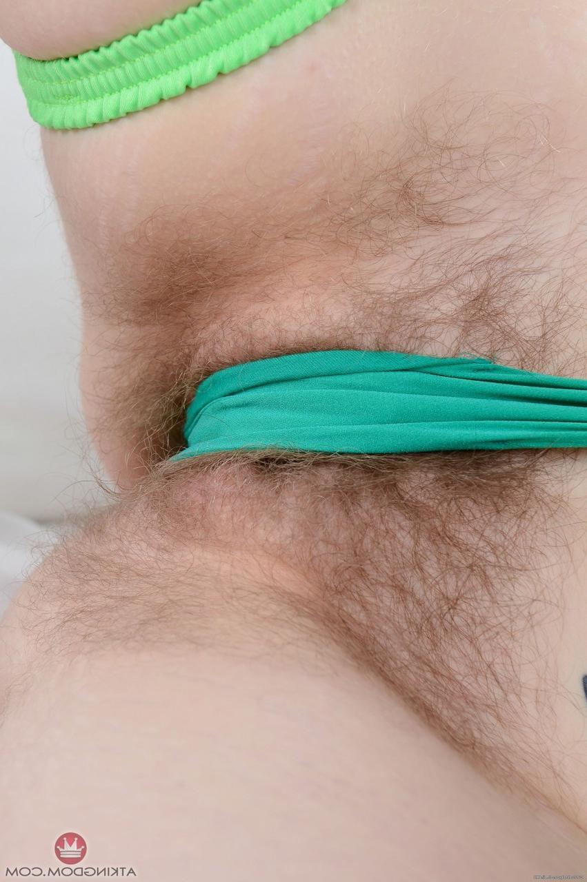 20P Adolescente com peitos grandes Apricot Pitts exibindo sua virilha super peluda em um solo