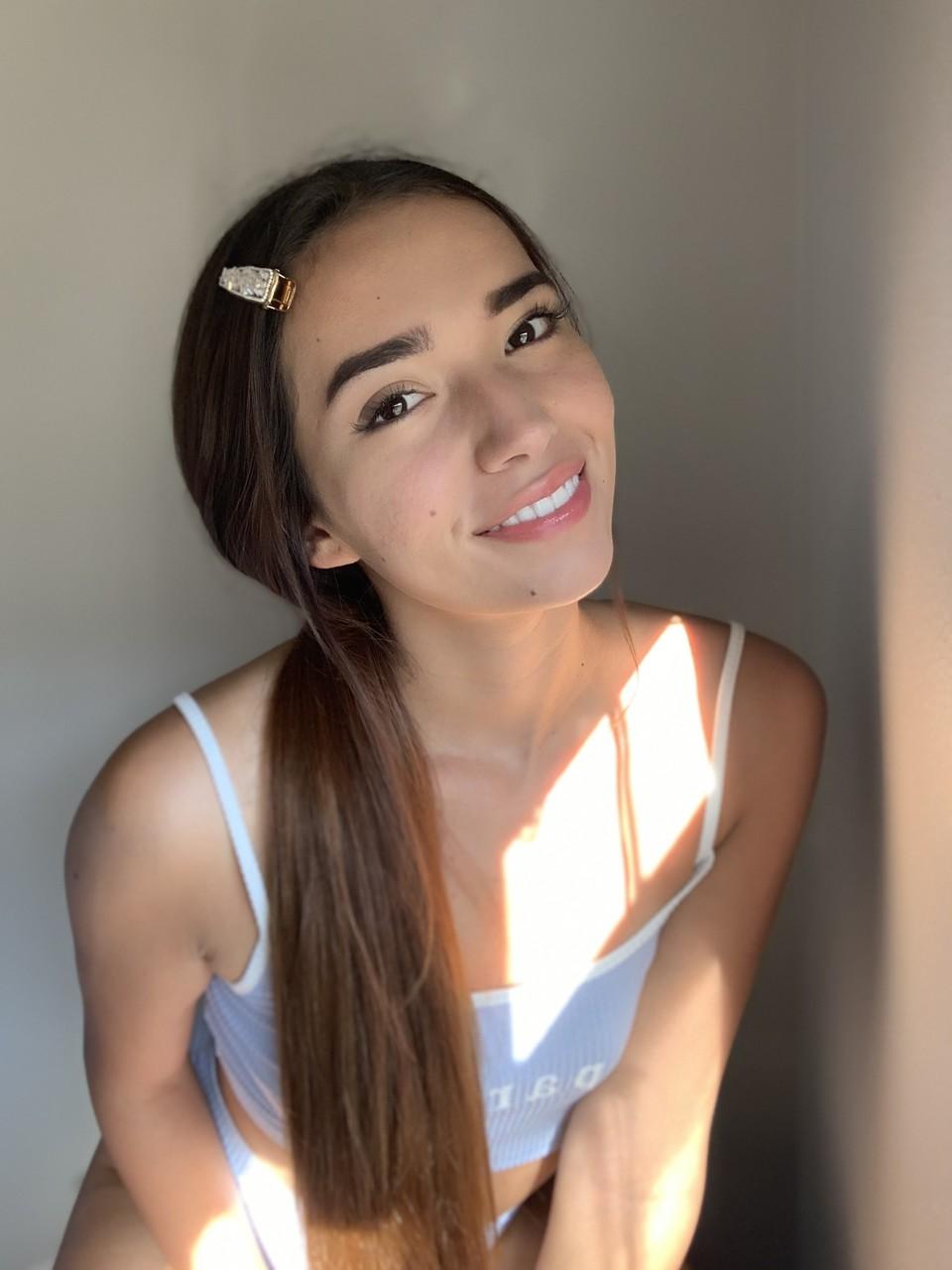 19P Glamorous babe Samly Puff shows off her big ass wearing sexy shorts