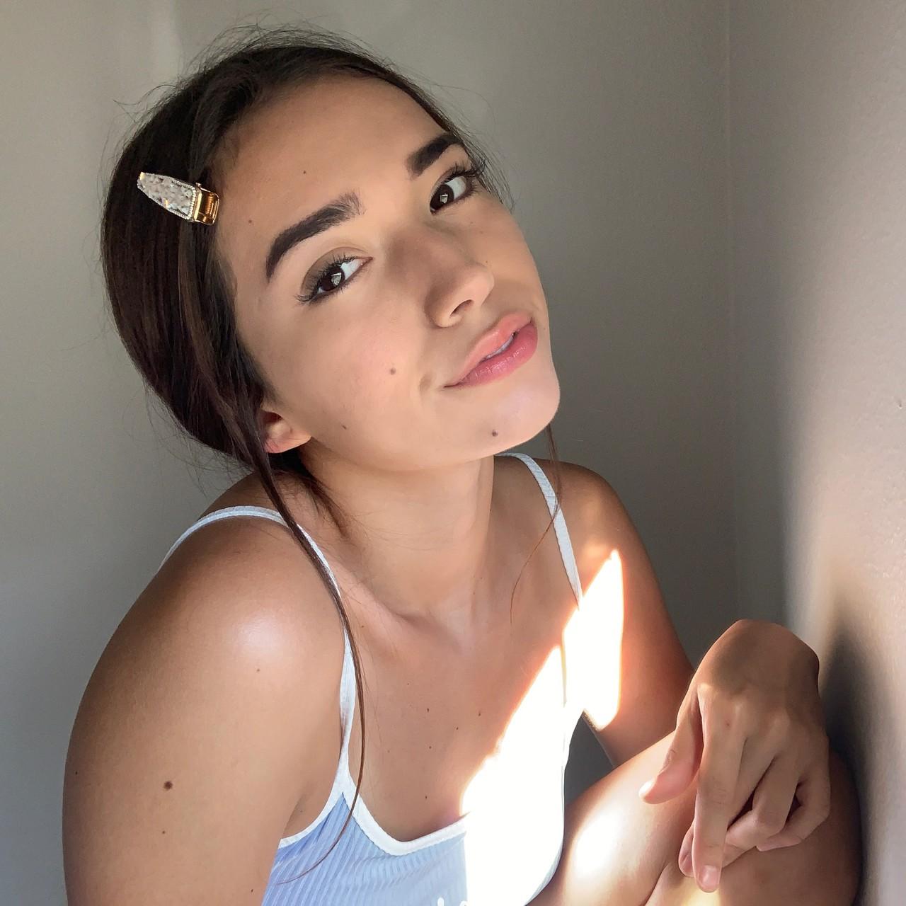 19P Glamorous babe Samly Puff shows off her big ass wearing sexy shorts