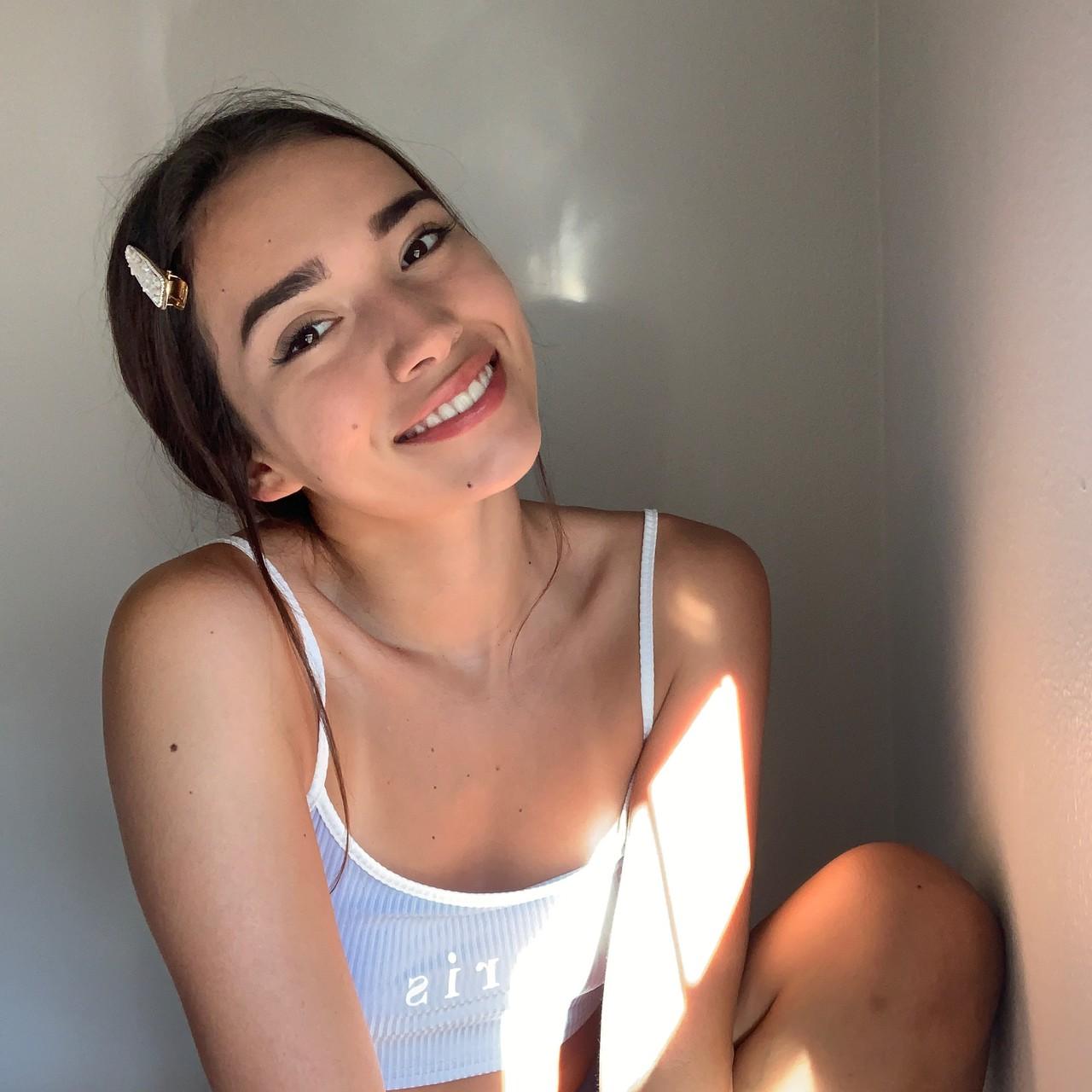 19P Glamorous babe Samly Puff shows off her big ass wearing sexy shorts