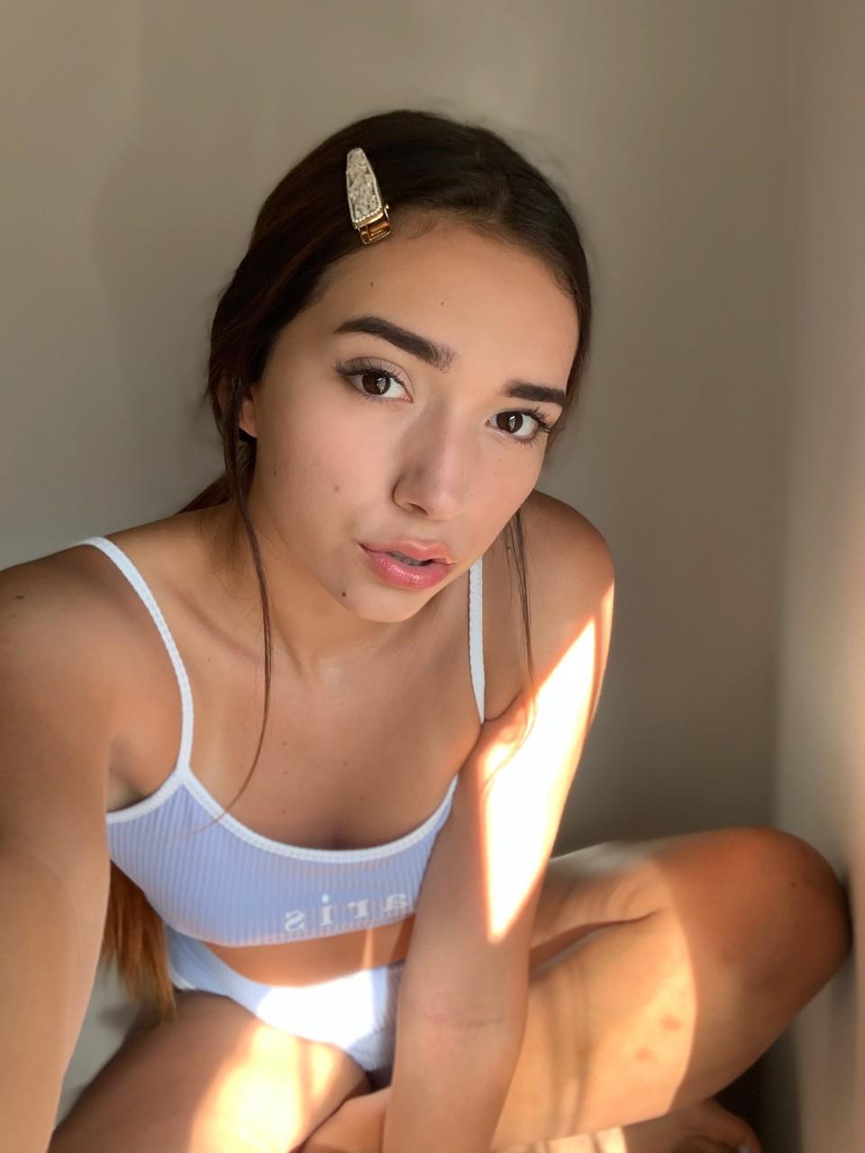 19P Glamorous babe Samly Puff shows off her big ass wearing sexy shorts