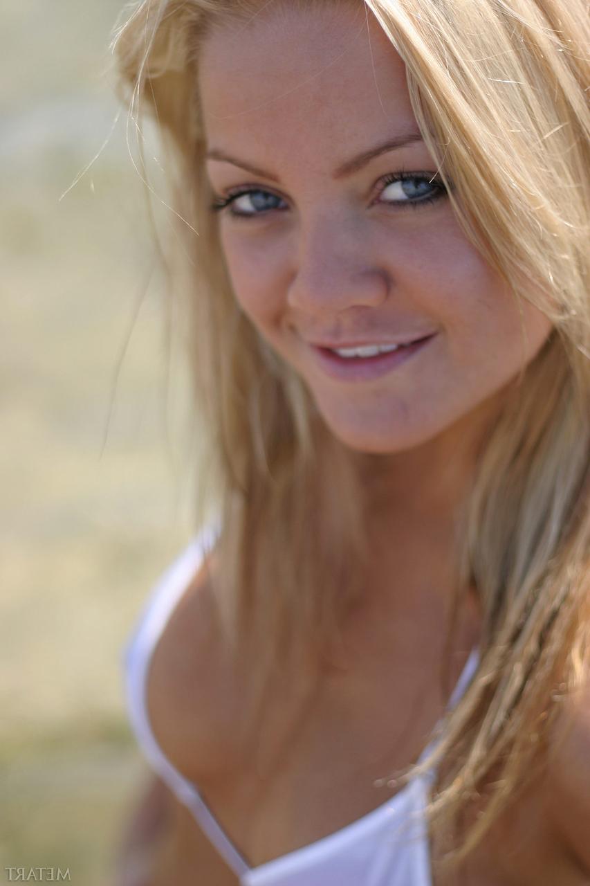 20P La jeune fille glamour Maya B enlève son bikini pour montrer son gros cul et ses seins ronds.