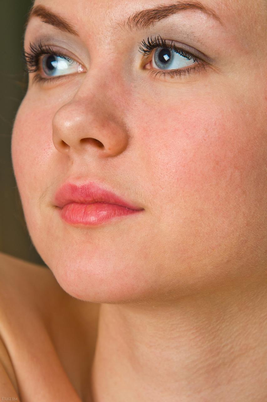 20P La fille glamour Andere A exhibe ses petits seins, son gros cul et sa chatte rose.