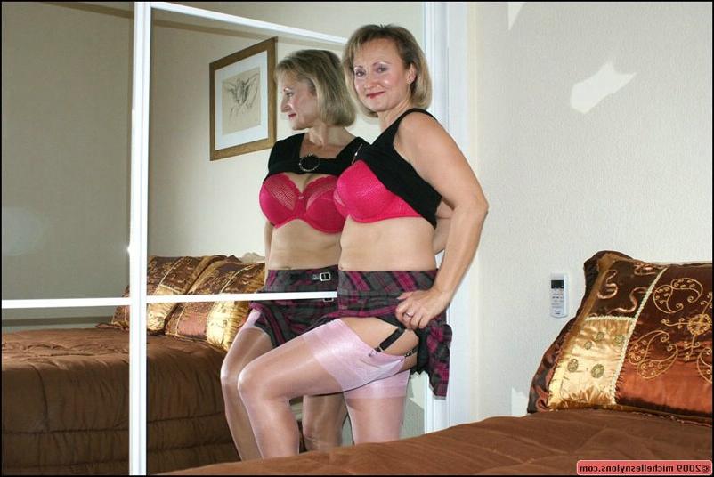 10P Une fille mature et élégante montre son corps merveilleux dans sa chambre puis le suce.