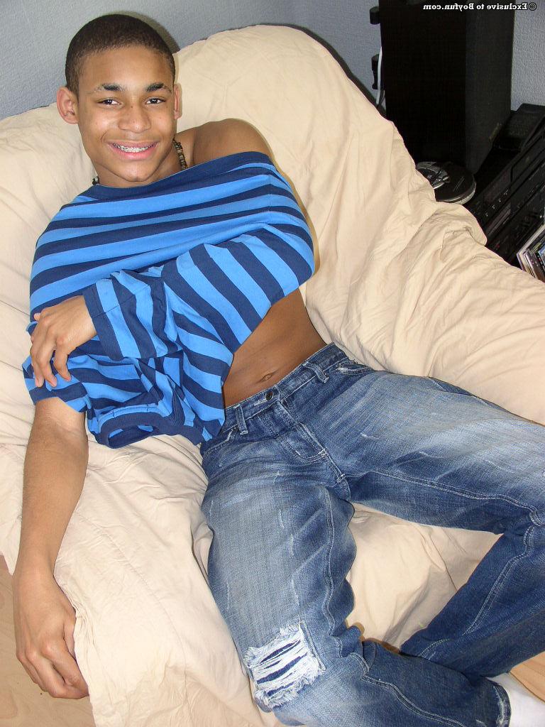 20P O sexy negro gay Andrew sorri enquanto se despe e se masturba em um solo