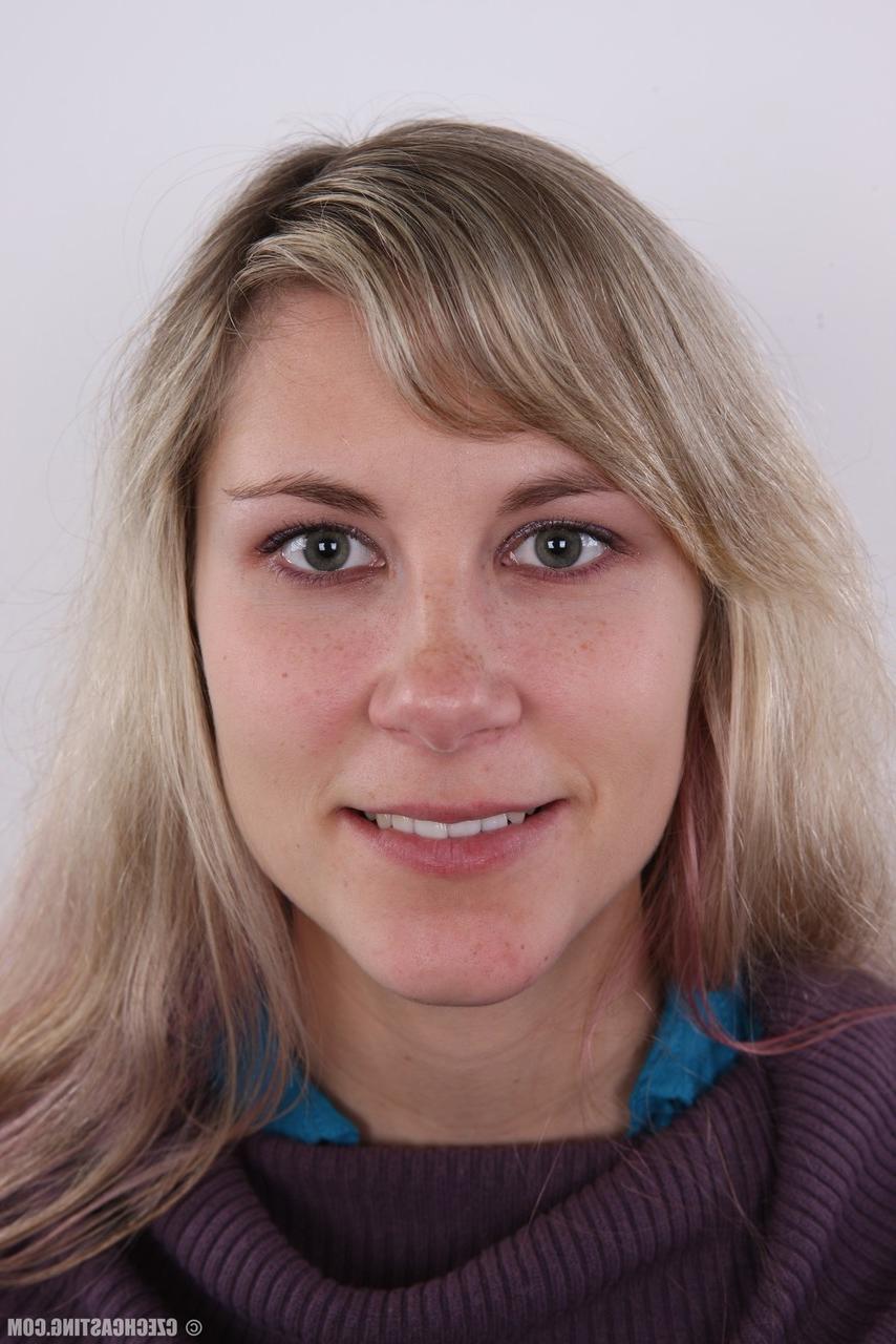 20P Die versaute blonde Amateurin Michaela steht nackt da, nachdem sie sich vollständig ausgezogen hat