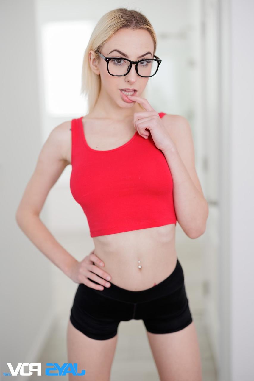 20P La delgada rubia con gafas Tristan Summers muestra sus bonitas tetas y posa desnuda